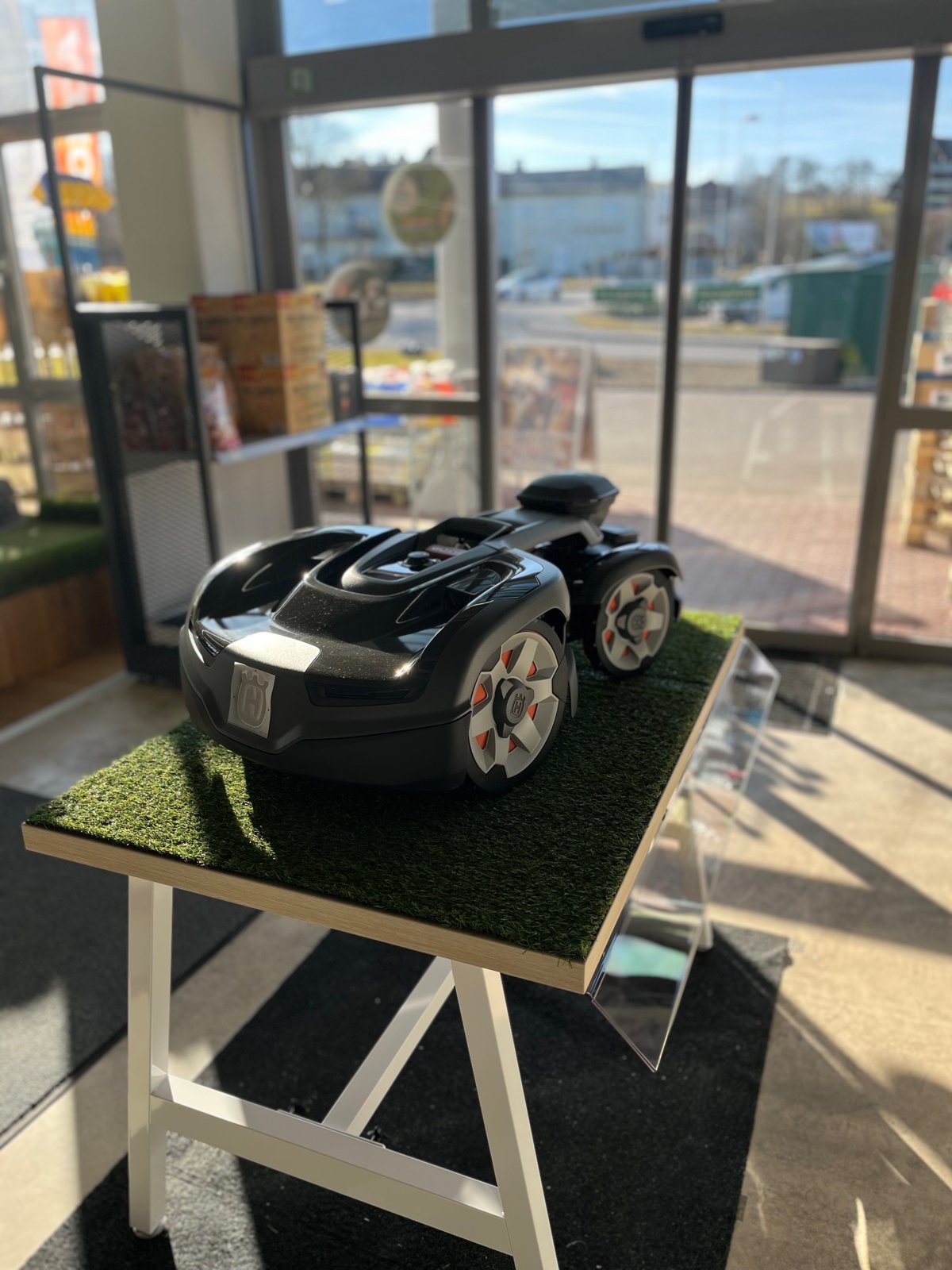 Husqvarna Mähroboter im Schauraum bei Pölzl in Neuhofen